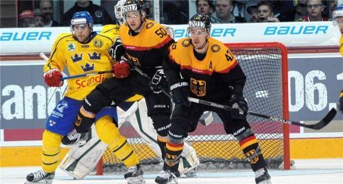 Beim bis dato letzten Länderspiel in Rosenheim unterlag Deutschland den Schweden im April 2016 mit 1:3. Patrick Hager (Mitte) erzielte in der Heimat den Ehrentreffer für die deutsche Auswahl.Foto Hans-Jürgen Ziegler