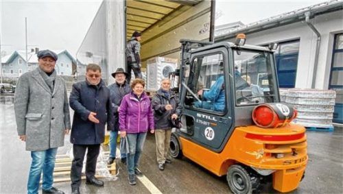 Beim Verladen der Waren: (von links) Pfarrer Roman Dutchack, der General-Ökonom der Diözese Ternopil, Pfarrer Volodymyr Firman, der Priener Bürgermeister Andreas Friedrich, Kathi Schmid und Fritz Tischner.Foto hötzelsperger