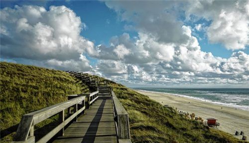 Blick auf den Weststrand: Sylt ist nicht nur wegen seiner beeindruckenden Natur ein Erlebnis. Foto Sylt Marketing/Jan Blaffert