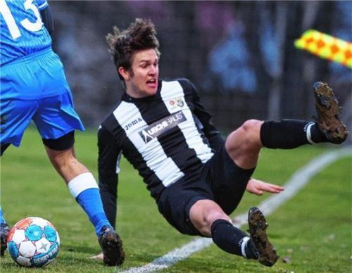 Bruchlandung für Torschütze Michael Renner und die SG Tüßling/Teising: Bei der 2:3-Niederlage in Reischach riss die Siegesserie.Foto Christian Butzhammer