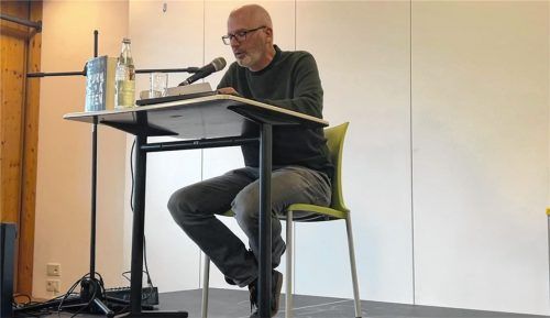 Buchautor Peter Grandl liest den Schülern der Beruflichen Oberschule in Rosenheim einen Auszug aus seinem Roman „Turmschatten" vor. Foto Mayer