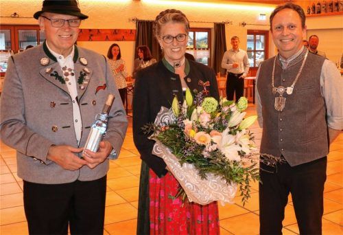 Bürgermeister Daniel Mair (rechts) würdigte bei einer Feierstunde in der Lamstoahalle die Auszeichnung seiner Vorgängerin Marianne Steindlmüller mit dem höchsten Deutschen Orden, dem Verdienstkreuz am Bande des Bundesverdienstordens der Bundesrepublik Deutschland. Josef Steindlmüller (links) erhielt als kleines Dankeschön einen Schnaps. Foto Rehberg