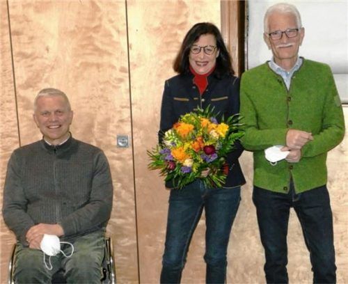 Bürgermeister Hajo Gruber gratuliert Christa Hellrigl-Litterscheid und Klas Litterscheid zum neuen Amt.Foto  Hoffmann