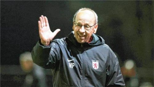 Cheftrainer Matthias Pongratz hatte seiner Elf eine ultradefensive Marschroute verpasst. Geholfen hat es nichts: Wasserburg kassierte trotzdem drei Gegentore. Foto  Butzhammer