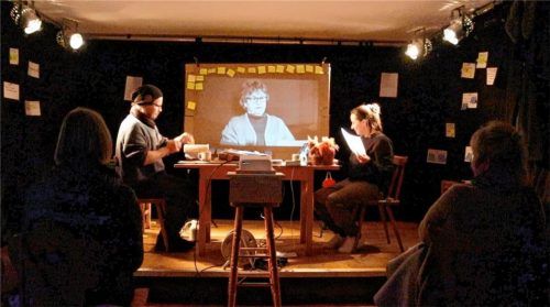 Christa Fischer als Martha Musil war per Video zugeschaltet. Die Regisseure Dominik Frank (links) und Valerie Kiendl agierten auf der Bühne. Foto re