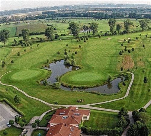 Clubhaus und Platz des Thermengolfclubs Bad Füssing.