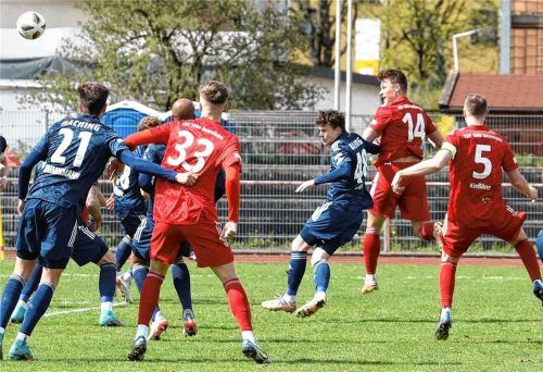 Da sah es noch richtig gut aus für 1860 Rosenheim: Christoph Fenninger (Zweiter von rechts) köpfte in der dritten Minute nach einem Eckball zur Führung ein. Foto Hans-Jürgen Ziegler