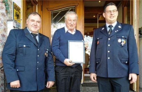 Das Ehrenmitglied in die Mitte genommen: (von links) Vorsitzender Hans Weiß, Simon Bartl und Kommandant Wolfgang Stangl. Bartl war viele Jahre Vertrauensmann und kümmert sich bei Weinfesten um den Getränkeverkauf.