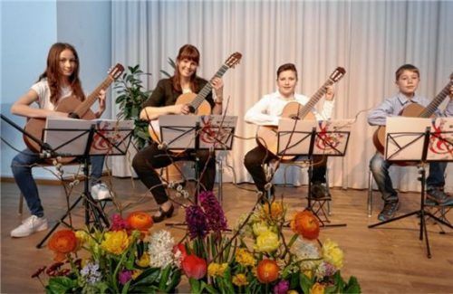 Das Gitarrenensemble aus Kiefersfelden unter der Leitung von Monika Schroller (Zweite von links).Foto re