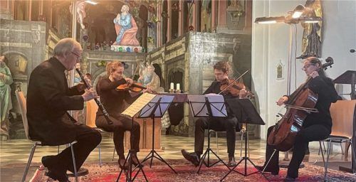 Das Heilige Grab in der Aschauer Pfarrkirche bot den perfekten Rahmen für das Konzert: (von links) Professor Hansjörg Schellenberger (Oboe), Paula Borggreve (Violine), Jannis Rieke (Viola) und Katarina Schmid (Violoncello). Foto Kirchner