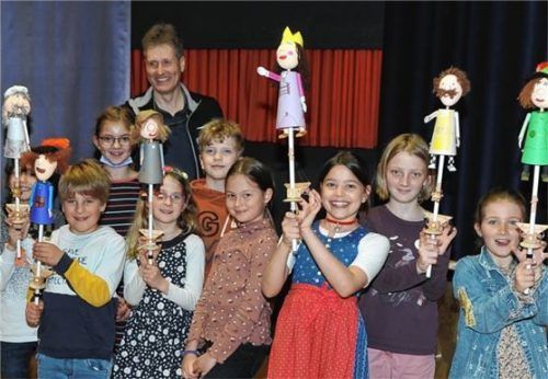 Das lange Üben hat sich gelohnt: Projektleiter Joachim Gößler (hinten) und die Kinder der zweiten bis vierten Klassen präsentieren mit Erfolg „Der Sägemehlmüller“.Foto Schlecker