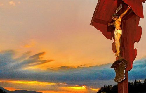 Das Licht der Auferstehung scheint schon auf. Unser Bild zeigt das Wegkreuz zwischen Pinswang und Saxenkam bei Neubeuern. Foto loferer