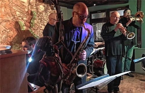 Das Munich Hardbop Sextett auf der kleinen Bühne des „Le Pirate“. Vorne: Saxofonist Andreas Roeck, der musikalische Kopf der Gruppe. Foto Hubenthal