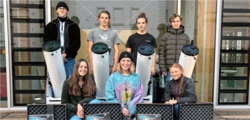 Das P-Seminar ist neu ausgestattet: (hinten, von links) Julius Überall, Hannes Ullmann, Nicolas Kochinke und Bruno Blechschmidt, (vorne, von links) Luisa Hörner, Hannah Cerwen und Lurlynne Hickl.Foto privat