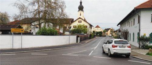 Das Straßenteilstück zwischen den Kreisverkehren in Eiselfing und Evenhausen soll im nächsten Jahr saniert werden.Foto Weithofer