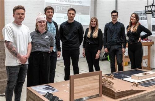 Das Team hinter dem Siegerentwurf „Stockgeflüster“: (von links) Benedikt Heigenmoser, Anna-Maria Wocher, Michael Kramer, Felix Sigler, Linda Schmotz, Phillip Mandl und Vivien Kovacs. Nicht an der Veranstaltung teilnehmen konnten Moritz Kitterle und Florian Unterreiner.Foto thomae