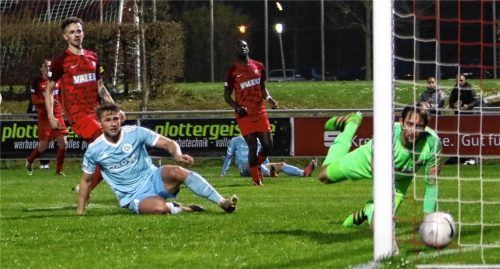 Das Tor zum 2:4 für 1860 Rosenheim erzielte Christoph Fenninger (links am Boden). Heimstettens Torhüter Maximilian Riedmüller war chancenlos. Foto  Wolfgang Fehrmann