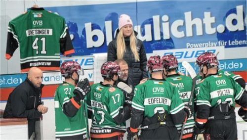Das Trikot von Brad Snetsinger hängt hinter der Starbulls-Spielerbank. Foto Franz Ruprecht