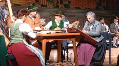 Den Saiteninstrumenten verschrieben hat sich das Sextett „Kirchleiten Soatnmusi“.Foto  Janeczka