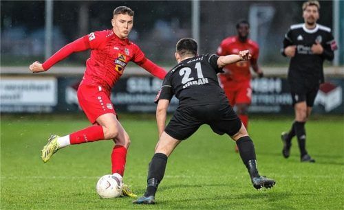 Dennis Hrvoic, der Schütze des 1:0, gegen Tobias Urban. Foto Hans Weitz