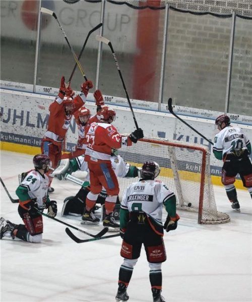 Der Anfang vom Ende: Der Ex-Rosenheimer Thomas Reichel (Nurmmer 27) erzielte aus dem Nichts den 1:2-AnschlusstrefferFoto Florian Petrow