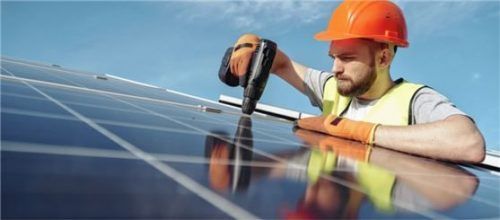 Der Anlagenmechaniker für Sanitär-, Heizungs- und Klimatechnik ist ein Allrounder. Foto pexel/G. Fring