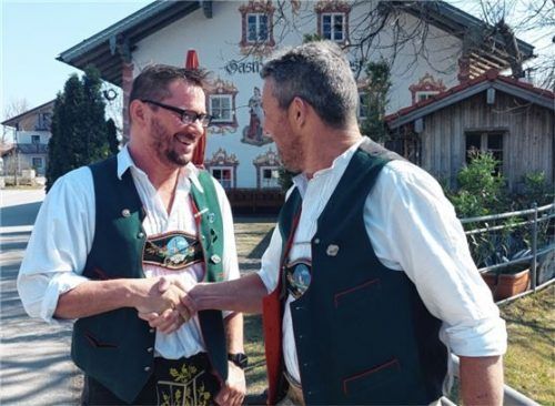 Der bisherige Vorsitzende Gerhard Adlmaier gratuliert seinem Nachfolger Andreas Adlmaier zu dessen Wahl.Foto re