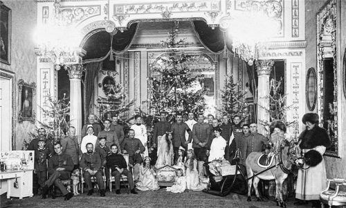 Der Festsaal von Schloss Neubeuern im Jahr 1915. Heute finden hier die Neubeurer Schlosskonzerte statt.

Foto Schloss Neubeuern