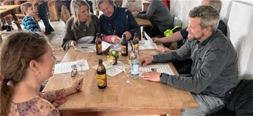 Der Helferkreis regelt noch organisatorische Dinge kurz vor dem Willkommensfest in der alten Schmiede. Vorne links Cordula Hausstätter, hinten Bettina Habicher und Torsten Büchner, vorne rechts Daniel Grill. Foto Kirchner