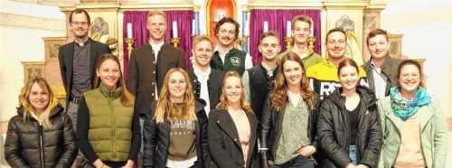 Der neu gewählte Vorstand und die Fahnenabordnung unter der Leitung von Adrian Stadler (Mitte) und Anna Gilg (unten, Dritte von rechts) mit dem Pfarrvikar der Stadtteilkirche, Mathias Klein-Heßling.Foto Aerzbäck