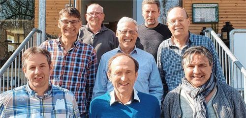 Der neue FCM-Vorstand: (erste Reihe, von links) Christian Bönig, Joachim Prikril und Klaus Heidingsfelder, (zweite Reihe, von links) Hilmar Franzkewitsch, Alois Wernberger und Gerhard Schreiner sowie (dritte Reihe, von links) die Rechnungsprüfer Klaus Lederer und Guido Schmidt.Foto re