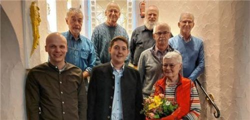 Der neue SPD-Vorstand: (von links) Willi Laschinger (stellvertretender Vorsitzender), Dieter Berlitz ( Schriftführer), Leo Wildgruber (Beisitzer), Sepp Parzinger (Vorsitzender), Werner Wiedemann (Beisitzer), Heinz Riefer (Kassier), Monika Berlitz (stellvertretende Vorsitzende) und Albert List (Beisitzer). Foto re