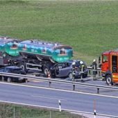 Pkw schiebt sich unter Milchlaster