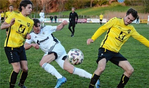 Der Raublinger Torschütze Valentin Schöffel wird hier von den Pangern Andreas Kogler (links) und Benedikt Stopfer eingerahmt.Foto Franz Ruprecht