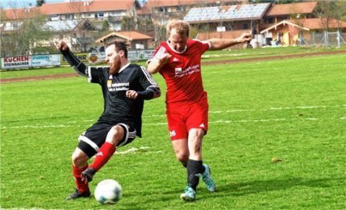 Der reaktivierte Andi Wieser (rechts) war an beiden Inzeller Toren beteiligt. Tüßlings Abwehrspieler Michael Reindl kommt hier einen Schritt zu spät. Foto  Helmuth Wegscheider