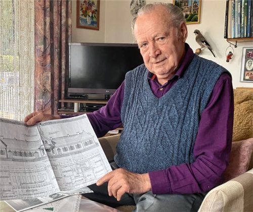 Der Spinnerei-Kenner Anton Hamberger hält einen ersten Entwurf des Kolbermoorer Leichenhauses in der Hand. Cäcilie Bertl hat im rechten Teil des Gebäudes gewohnt.