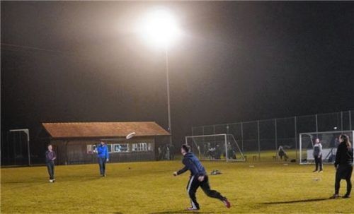 Der TuS Raubling hat eine neue Abteilung: Patrick Pfliegl und weitere Spieler absolvieren das erste Training in der Sportart Ultimate Frisbee. Foto Sönmez