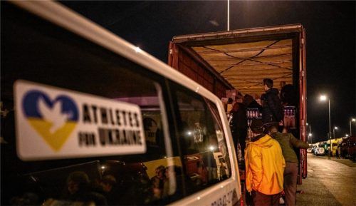 Der Verein „Athletes for Ukraine“ ist vor einigen Tagen mit 22 Bussen und 44 Fahrern an die ukrainische Grenze gefahren, um dort Hilfsgüter abzuladen und Menschen zurück nach Deutschland mitzunehmen. Fotos Kevin Voigt/privat