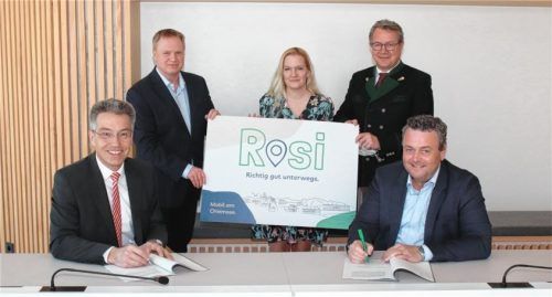 Der Vertrag des neuen On-Demand-Services „Rosi-Mobil ist unterzeichnet: (von links) Landrat Otto Lederer, RoVG-Geschäftsführer Oliver Kirchner, RVO-Projektleiterin Nina Brosinger, CSU-Landtagsabgeordneter Klaus Stöttner und der Geschäftsführer der Regionalverkehr Oberbayern GmbH (RVO) Stefan Kühn.Foto re