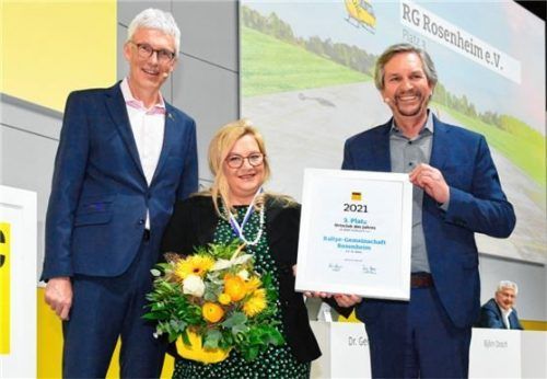 Der Vorsitzende des ADAC Südbayern, Dr. Gerd Ennser (rechts), und Martin Krisam, ADAC-Vorstand für Ortsklubarbeit, gratulieren der Vorsitzenden Sabine Schlemmer. Foto RE