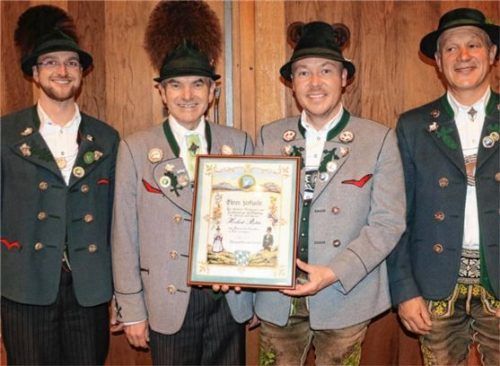 Der Vorsitzende des Chiemgau-Alpenverbands, Miche Huber (rechts), und seine beiden Stellvertreter Franz Fischer (links) und Georg Westner (Zweiter von links) überreichen Herbert Reiter das Gauverdienstzeichen in Gold.
