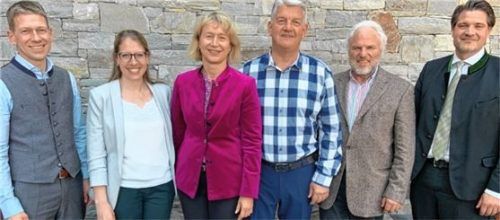 Der Vorstand: (von links) Zweiter Stellvertreter Rainer Lechner, Viktoria Zunterer, Wirtschaftsjuristin bei der Dehoga Bayern, Kreisvorsitzende Theresa Albrecht, Stellvertreter Rudi Zellner, Kassier Johann Bäuerle und Dehoga-Landesgeschäftsführer Dr. Thomas Geppert.Foto re