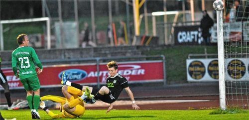 Die 1:0-Führung für Holzkirchen durch Tobias Seidl (rechts).Foto Hans-Jürgen Ziegler