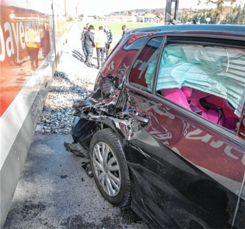 Die 33-jährige Fahrerin des Golfs wurde beim Zusammenstoß mit dem Regionalzug leicht verletzt. Foto Lamminger