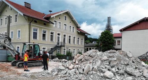 Die alte Turnhalle wurde bereits im vergangenen Jahr abgerissen. Durch die gestiegenen Material- und Rohstoffpreise verzögert sich der Neubau der Turnhalle bis zur Fertigstellung des Kindergartens. Foto Rehberg
