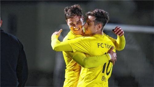 Die beiden Töginger Torschützen freuen sich über den 2:0-Sieg: Daniel Ziegler (links) und Thomas Breu. Foto Christian Butzhammer