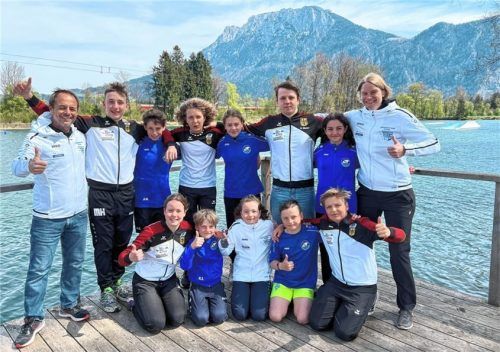 Die beiden Trainer Jana Wittenbrock (rechts) und Thomas Bauer (links) mit dem Jugendkader des Bayerischen Wasserski-Verbandes. Foto privat