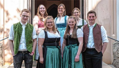 Die besten Absolventen der Landwirtschaftsschule Rosenheim: (jeweils von links) in der unteren Reihe aus der Abteilung Landwirtschaft Rupert Gießibl aus Eiselfing, Katharina Zacherl aus Albaching, Magdalena Freiberger aus Babensham und Josef Gartner aus Söchtenau. Dahinter stehen aus der Abteilung Hauswirtschaft Maria Hartl aus Halfing, Anna Bachmeier aus Rohrdorf und Elisabeth Liegl aus Söchtenau. Foto  thomae