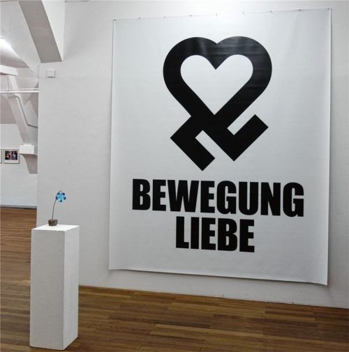 Die blaue Blume tritt auf marschierendes Herz – oder ist es ein in sein Gegenteil verwandeltes Hakenkreuz? Foto Friedrich