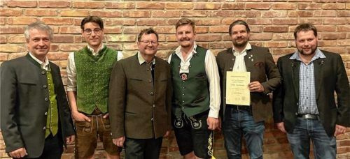 Die drei Besten ihres Jahrgangs: (von links) Andreas Quitt (Elektro Elton Raubling), Timo Paul (Bösch, Wasserburg) und Fabian Dandlberger (Stadtwerke Rosenheim Netze GmbH), eingerahmt von Lenz Zunhammer, stellvertretender Prüfungsvorsitzender der Rosenheimer Elektro-Innung (links), Obermeister Martin Kaffl (Dritter von links) und Prüfungsausschussvorsitzender Andreas Hagemeister (rechts).